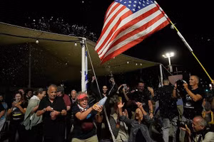 Những người ủng hộ kế hoạch hòa bình ở Gaza ăn mừng tại Quảng trường Con tin ở Tel Aviv khi Hamas đồng ý thả tất cả các tù nhân còn sống và đã chết, ngày 9/10/2025.