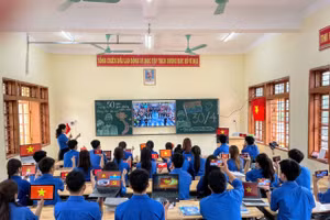 Học sinh Trường THPT Cò Nòi, huyện Mai Sơn trong giờ Tin học.