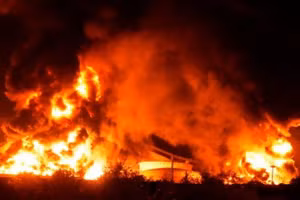 Kho dầu ở Iran bốc cháy ngùn ngụt sau đòn tấn công của Israel vào sáng sớm ngày 15/6/2025.