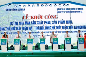 Các đại biểu thực hiện nghi thức khởi công và động thổ hai dự án tại xã Chiềng Lao.