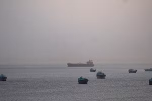 Mỹ dọa trừng phạt các công ty vận tải biển trả phí cho Iran để được đi qua eo biển Hormuz.