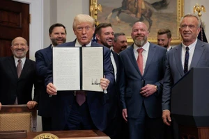 Tổng thống Mỹ Doanld Trump ký sắc lệnh hành pháp công bố biểu thuế quan toàn cầu được điều chỉnh, gia hạn thời hạn chót tự áp dụng thêm một tuần nữa, ngày 31/7/2025.