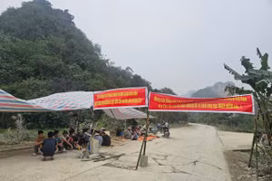 Người dân chặn đường vào Nhà máy xi măng Hoàng Long.