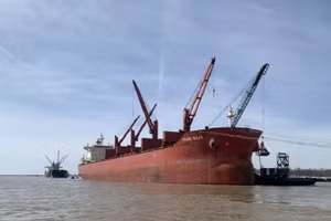 Tàu hàng Magic Seas của Hy Lạp ở Biển Đỏ bị lực lượng Houthi tấn công, ngày 6/7/2025.