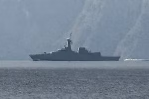 Một tàu chiến của Hải quân Mỹ di chuyển ở khu vực eo biển Hormuz.