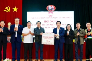 Các ứng cử viên đại biểu Quốc hội tặng quà các xã Co Mạ, Mường Bám, Long Hẹ.