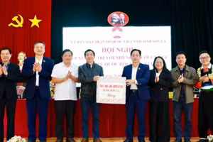 Các ứng cử viên đại biểu Quốc hội tặng quà các xã Co Mạ, Mường Bám, Long Hẹ.