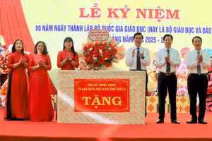 Lãnh đạo tỉnh Sơn La tặng quà chúc mừng trường Lê Quý Đôn trong dịp khai giảng.
