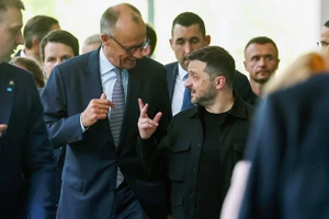 Thủ tướng Đức Friedrich Merz (trái) và Tổng thống Ukraine Vladimir Zelensky.
