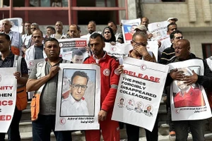 Các nhân viên Hội Chữ thập đỏ.