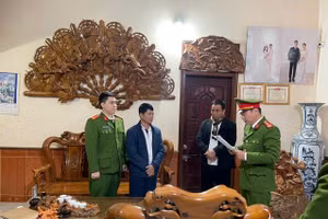 Công an tỉnh Sơn La thi hành quyết định khởi tố Đỗ Xuân Thuận.