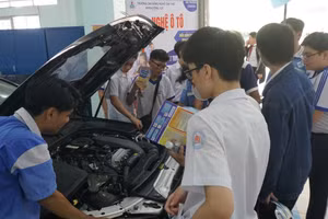 Học sinh tham quan các phòng thực hành của Trường Cao đẳng nghề Cần Thơ. (Ảnh: Q.A)