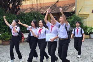 Học sinh vui mừng sau khi hoàn thành xong bài thi. (Ảnh: Minh Hoàng)