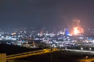Tên lửa Iran tấn công phá hủy hoàn toàn nhà máy lọc dầu lớn nhất của Israel vào đêm 16/6/2025.