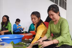 Các đội thi đang tích cực hoàn thành các công đoạn gói bánh Tét của đội mình. Ảnh: Q.A