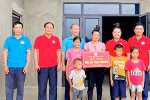 Huyện Sông Mã trao hỗ trợ xây dựng “mái ấm tình thương” cho hộ nghèo tại xã Nà Nghịu.