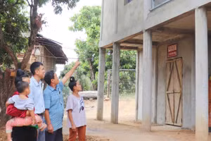 Hộ dân xã Chiềng Khương vui mừng khi được hỗ trợ kinh phí xóa nhà tạm.