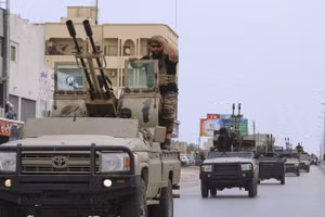 Xe bọc thép của GNU tuần tra sau cuộc đụng độ giữa các lực lượng dân quân được trang bị vũ khí hạng nặng ở Tripoli, ngày 14/5/2025.