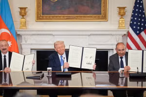 Tổng thống Mỹ Donald Trump (giữa), Tổng thống Azerbaijan Ilham Aliyev (trái) và Thủ tướng Armenia Nikol Pashinyan tại Washington, DC, ngày 8/8/2025.