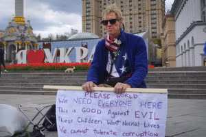 Ryan Wesley Routh tham gia một cuộc biểu tình ở trung tâm Kiev, Ukraine, ngày 30/4/2022