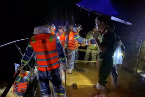 Lực lượng chức năng dầm mưa tìm kiếm người quân nhân trong đêm.