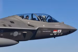 Chuẩn tướng Azzan Ali Abdul Aziz Al Nuaimi, người đứng đầu Trung tâm Chiến tranh Không quân UAE, thực hiện chuyến bay thử nghiệm trên nguyên mẫu KF-21 trong lễ ký kết, ngày 16/4/2025.