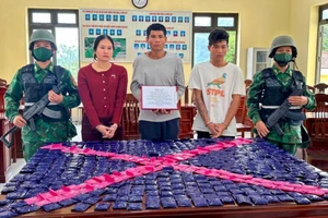 Lực lượng chức năng bắt giữ các đối tượng cùng tang vật.