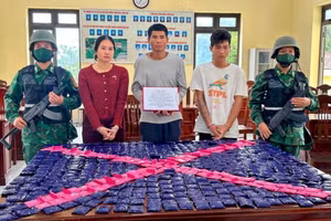 Lực lượng chức năng bắt giữ các đối tượng cùng tang vật.