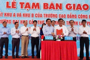Lãnh đạo tỉnh Sóc Trăng bàn giao cơ sở vật chất cho Trường Đại học Cần Thơ.