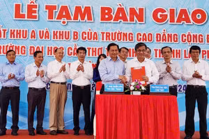 Lãnh đạo tỉnh Sóc Trăng bàn giao cơ sở vật chất cho Trường Đại học Cần Thơ.