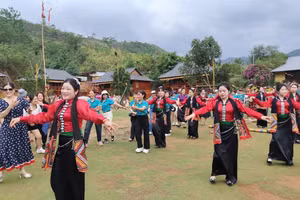 Du khách giao lưu múa xoè với người dân địa phương.