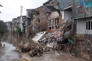 Lũ lụt khiến một số tòa nhà ở thành phố Denpasar của Indonesia sụp đổ, ngày 10/9/2025.