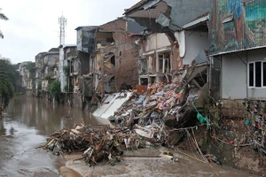 Lũ lụt khiến một số tòa nhà ở thành phố Denpasar của Indonesia sụp đổ, ngày 10/9/2025.