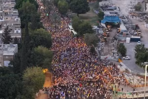 Một đám đông lớn diễu hành đến Quảng trường Con tin ở Tel Aviv kêu gọi một thỏa thuận nhằm thả các con tin bị Hamas bắt giữ ở Gaza, ngày 26/8/2025.