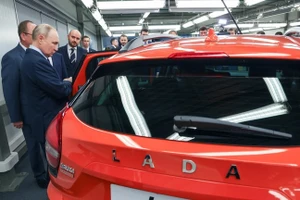 Tổng thống Nga Vladimir Putin đang kiểm tra mẫu xe Lada Iskra mới trong chuyến thăm nhà máy sản xuất ô tô AvtoVAZ.