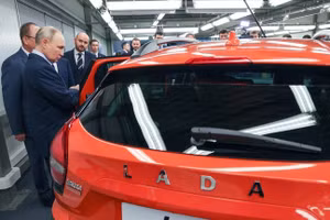 Tổng thống Nga Vladimir Putin đang kiểm tra mẫu xe Lada Iskra mới trong chuyến thăm nhà máy sản xuất ô tô AvtoVAZ.