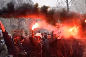 Những người ủng hộ nhóm Right Sector tại Kiev, Ukraine.