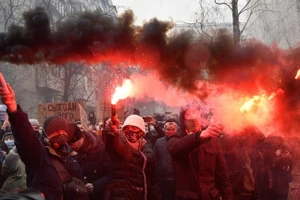 Những người ủng hộ nhóm Right Sector tại Kiev, Ukraine.