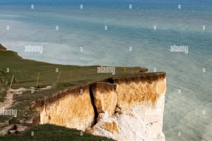 Một phần của vách đá tại Điểm ven biển xinh đẹp Birling Gap, Anh, có thể sụp đổ bất cứ lúc nào sau khi xuất hiện vết nứt lớn.