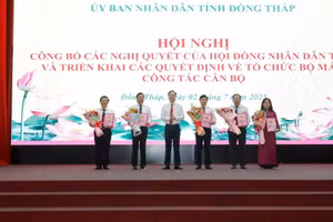 Ban Giám đốc Sở GD&ĐT Đồng Tháp (Giám đốc Sở GD&ĐT- ông Lê Quang Trí thứ 3 từ phải sang). Ảnh: Xuân Uyên.