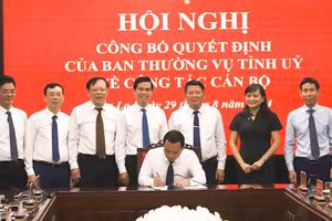 Hội nghị công bố quyết định của Ban Thường vụ về công tác cán bộ.