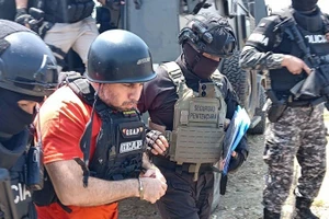 Jose Adolfo Macias, thường được gọi là Fito, đang được cảnh sát hộ tống tại Guayaquil, Ecuador, khi anh ta bị dẫn độ sang Mỹ, ngày 20/7/2025.
