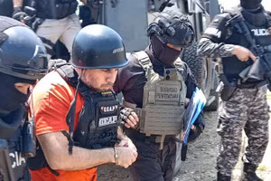 Jose Adolfo Macias, thường được gọi là Fito, đang được cảnh sát hộ tống tại Guayaquil, Ecuador, khi anh ta bị dẫn độ sang Mỹ, ngày 20/7/2025.