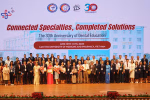 Các đại biểu chụp hình lưu niệm tại buổi họp mặt. (Ảnh: BN)