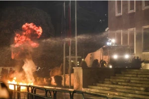 Những người biểu tình ném bom xăng, bắn pháo hoa vào văn phòng thủ tướng ở Tirana, Albania, ngày 20/2/2026.
