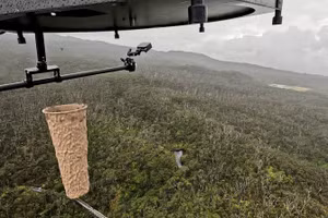 UAV thả hàng ngàn con muỗi xuống các hòn đảo ở Hawaii giúp kiểm soát quần thể muỗi xâm lấn trên quần đảo.