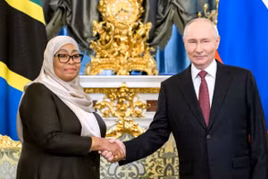 Tổng thống Tanzania Samia Suluhu Hassan (trái) và Tổng thống Nga Vladimir Putin tại Điện Kremlin ở Moscow, ngày 3/6/2026.