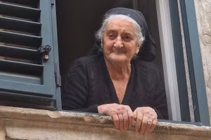 Trang phục cổ điển của bà Margherita Ciarletta đã thu hút sự chú ý của khách du lịch.