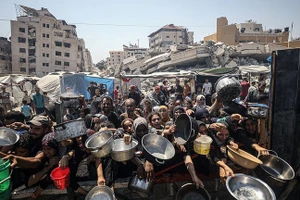 Người dân Palestine nhận thực phẩm từ một tổ chức từ thiện, ngày 23/7/2025.