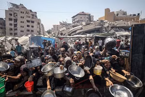 Người dân Palestine nhận thực phẩm từ một tổ chức từ thiện, ngày 23/7/2025.